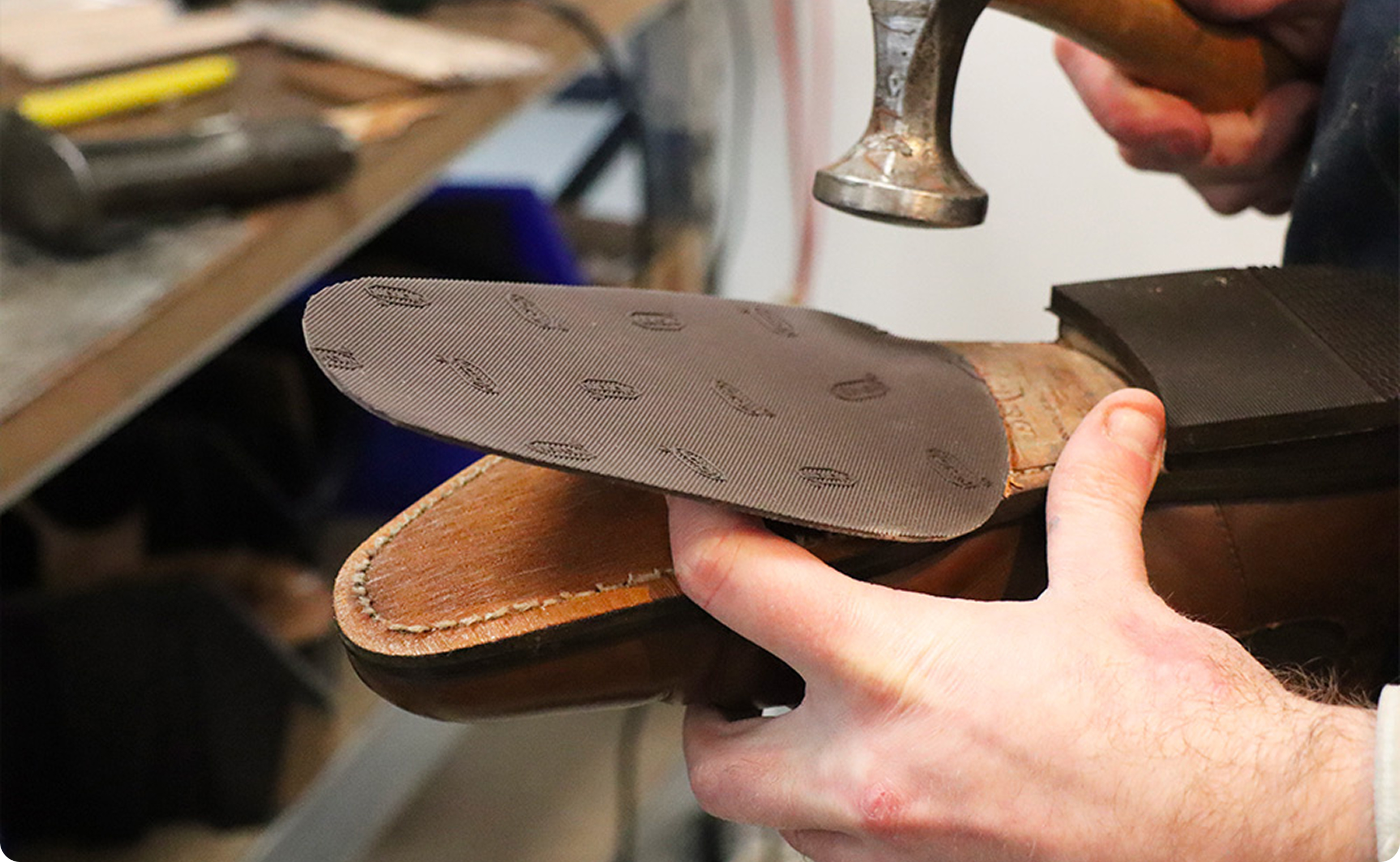 La pose de patins de protection sous les chaussures